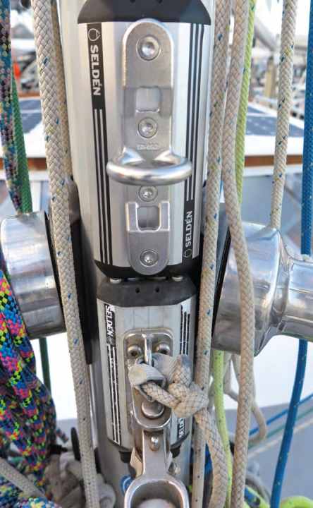 Equipment: spinnaker pole sails - if both headsails are to be hoisted at the same time as a trade wind sail, two sails on the mast are helpful. With two booms on the mast, however, the costs are doubled (point 4)