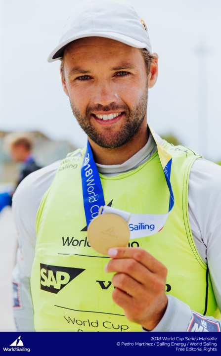   Philipp Buhl con la medaglia d'oro della Coppa del Mondo