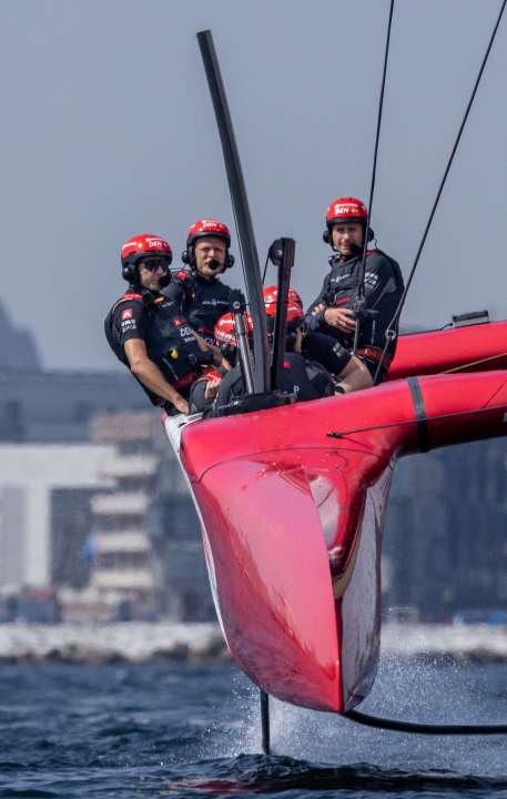 Formel-1-Fahrer Kevin Magnussen (Haas F1 Team) übernimmt an der Seite von Nicolai Sehested das Ruder für das Denmark-SailGP-Team in einem Trainingsrennen