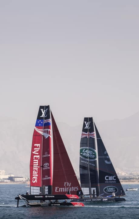   ACWS-Regatta im Oman: Emirates Team New Zealand mit Steuermann Peter Burling im Duell mit Sir Ben Ainslies britischem Team Land Rover BAR