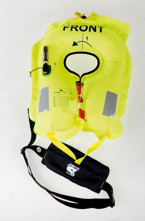 Secumar Free 100 | www.secumar.com | 109.90 Euro. Laut Klassifizierung eine "nicht ohnmachtssichere Schwimmhilfe". Kleines Packmaß. Zum Schwimmen weniger geeignet, dafür im Testvergleich bester Halt bei starker Entkräftung durch festen Sitz am Hals und Hüftgurt.