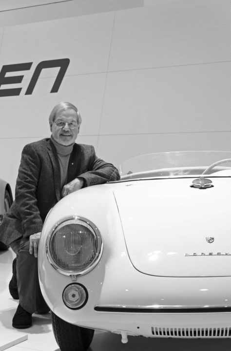 2021_03_Rolf-Spreger-kniet-eben-einem-Porsche-550-Spyder