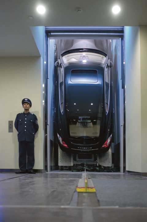 Hoch hinaus in Shanghai: der Panamera (G1) auf dem Weg zu seiner Weltpremiere 2009