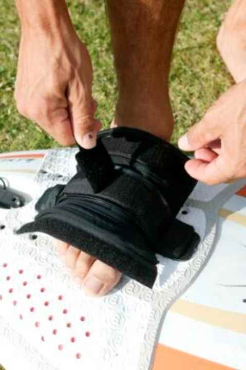 Adjusting the foot straps