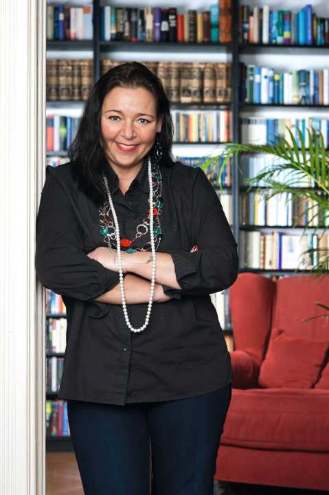 The author has made a name for herself primarily through her successful book publications. Her works include "Hafenkino: Mein Mann, seine Alte und ich" and "Aufgetakelt". In YACHT, she writes at irregular intervals with a twinkle in her eye about the shoals of cruising life. The 56-year-old from Hamburg is at home sailing on the Baltic Sea, but prefers to travel to the Danish South Sea.