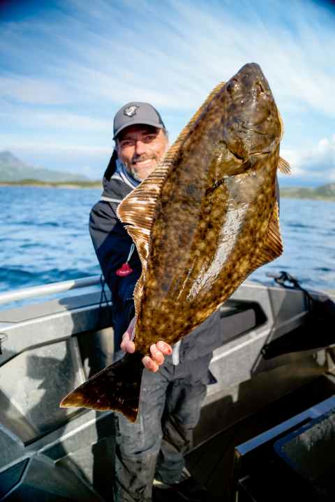 Thorsten ­Trojan mit einem stattlichen Heilbutt – einem jener Fänge, für die Bootsangler nach Norwegen reisen.