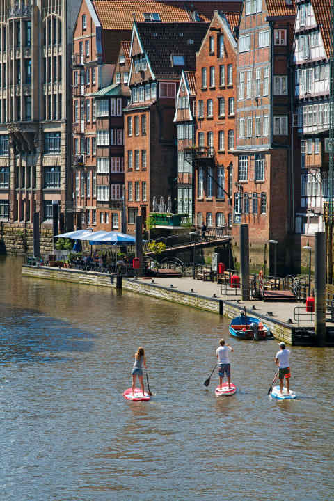 Paulina, Klaas and Kai enjoying a relaxed cruise in front of some of the last remaining old Hamburg town houses in Nikolaifleet.