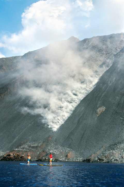 Hiss, rumble, boom! Again and again, glowing chunks of lava hurtle down the north-west slope of Stromboli. We simply cannot tear ourselves away from this natural spectacle.