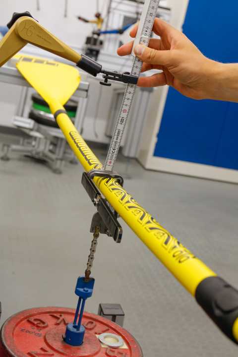 Labortest: Um die Praxiseindrücke unserer Tests­ abzusichern, wurden alle Paddel im Labor mit 20 Kilo belastet und die Durchbiegung ermittelt. Die untere Auflage war bei etwa Hälfte des Paddelblattes, wodurch die Blattsteifigkeit angemessen mit berücksichtigt wird.