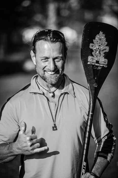 Arnd Dünzinger, a veteran of the SUP scene, is a master confectioner in Grainau. His "Dünzinger Brez'n" are not only in great demand at Bavarian SUP races. With around 1000 kilometres of training a year, mainly on the Staffelsee, he knows almost every reed personally.