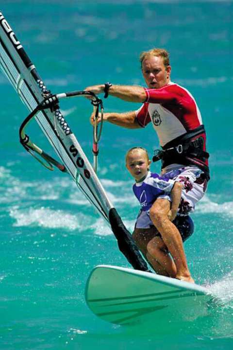 Bart ließ Tochter Soleil früh die Faszination des Windsurfens hautnah spüren.