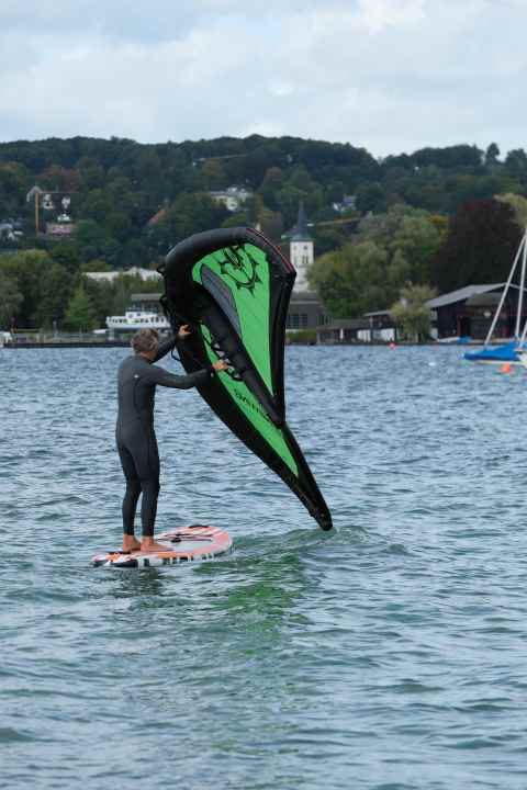 If there is very little wind, the wing must be actively held up.