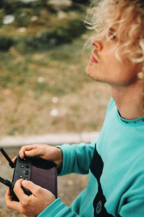 For Johannes, the top priority is to get the drone back to the beach safely.