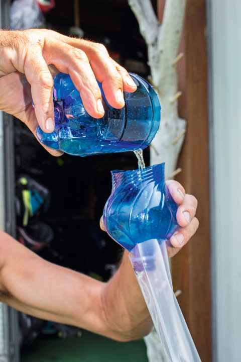 In die offene Seite füllst du vorsichtig den 1/4 Liter Benzin. Zur Sicherheit solltest du Gummihandschuhe tragen, denn das im Benzin enthaltene Benzol ist nicht gerade gesund!