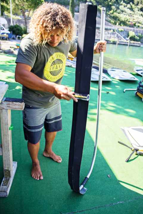 Ein hartes Rohr ist beim Anpressen hilfreich.