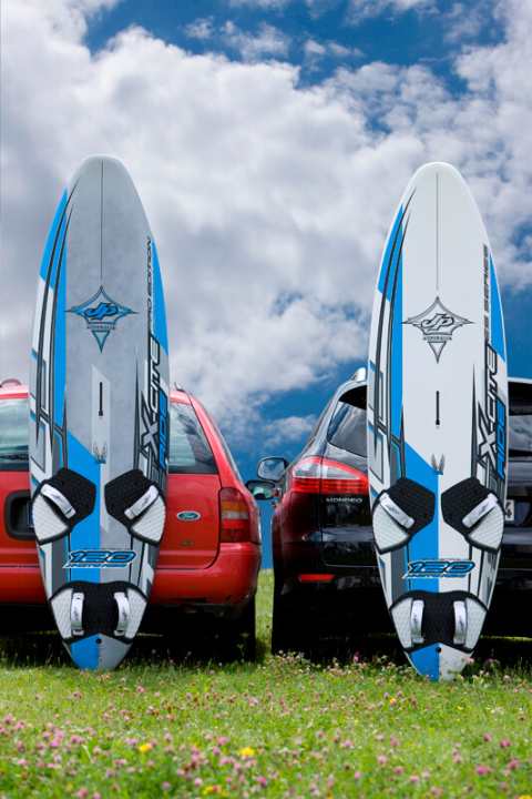   A roof spoiler costs 330 euros in the current Mondeo list - for 300 to 500 euros you can slim down your favourite board by up to two kilos and really tune it noticeably.left: SURF FREAK: Board: 6.7 kilos, 1799 euros; car: year '95, 1200 eurosRight: AUTO FREAK: Board: 8.6 kilos, 1299 euros; car: year '09, from 31000 euros