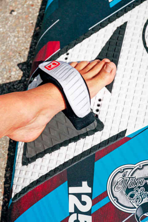   Bei unserem Testboard waren die neuen Schlaufen für Schuhgröße 46/47 nicht kleiner einstellbar als auf dem Foto dargestellt. 