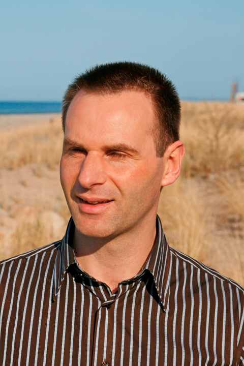 Dr. Wolfgang Klauß ist selbst leidenschaftlicher Windsurfer und arbeitet als leitender Notarzt und Anästhesist am Universitätsklinikum Schleswig-Holstein, bei der Berufsfeuerwehr Lübeck sowie für das Havariekommando.