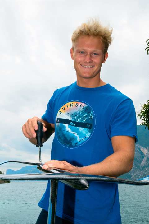   "Auf dem Foil kannst du bei Leichtwind ein gut 1,5 Quadratmeter kleineres Segel fahren.” (Sebastian Kornum, PWA-Worldcupper & Foilsurfer)