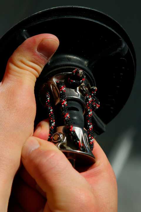 Always replace cracked mast feet immediately!