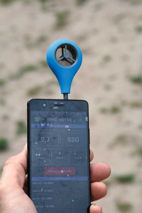 Wird einfach in die Buchse des Kopfhörers gesteckt und über Bluetooth verbunden – der Wind Meter von Weather Flow