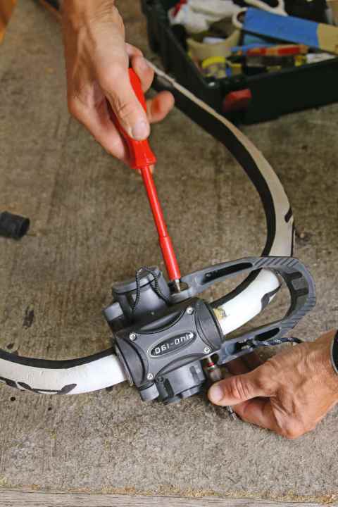 ... you should start with the repair as soon as possible. The front piece is usually only screwed onto the continuous bar. The nuts can be loosened and the two metal bolts removed using a suitable Allen key or Phillips screwdriver.