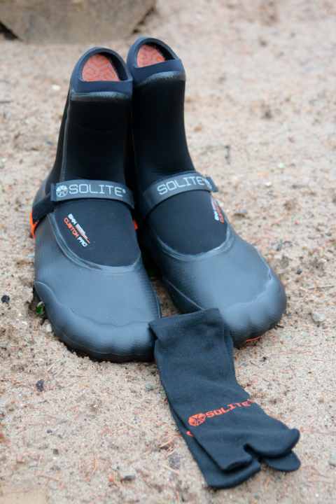 The Velcro fastening on the instep did not hinder us at all when windsurfing and ensures a firm hold. The seams are absolutely tight and the thin cotton socks are included.