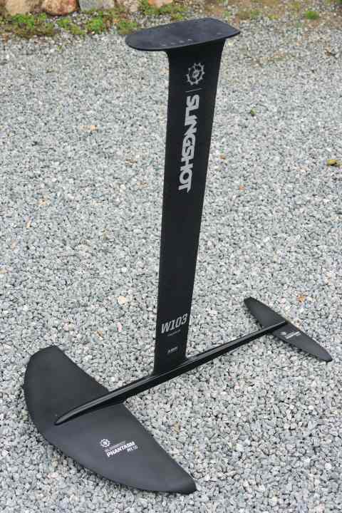   An agile, manoeuvre-friendly foil with a 103-centimetre full carbon mast.