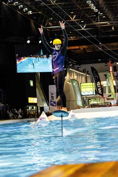 Der deutsche Benjamin  May siegt bei der Surf Foil World Tour im Pumpfoilen