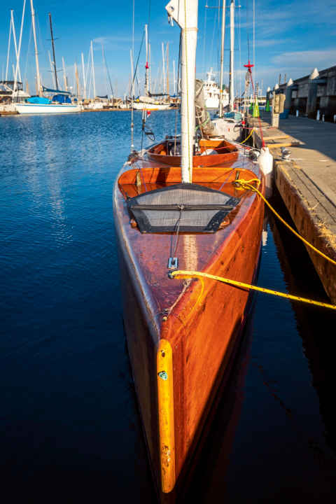 The vehicle, which is only 1.27 metres wide, resembles a sailing canoe but is ballasted.