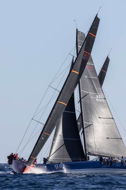 So eng und spannend wie hier mit der roten “Earlybird” von Hendrik Brandis und der belgischen Siegerin “Balthasar” geht es in der Racer-Flotte der ClubSwan 50 regelmäßig zu | Nautor Swan / Studio Borlenghi
