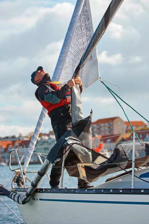 When setting the sausage, a crew member should always check that the sausage is free from the spreaders