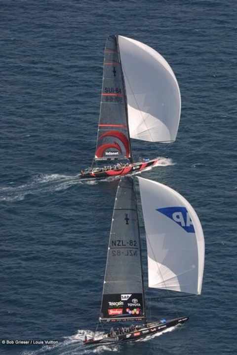   Alinghi führt vor dem Wind