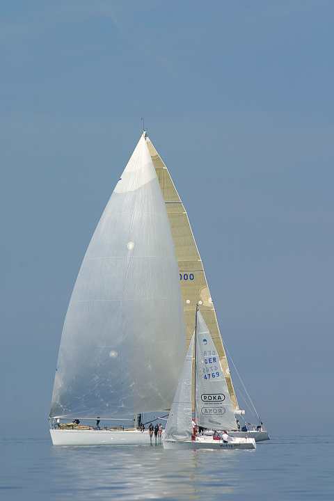   David und Goliath – Sportboot und Supermaxi. Die Flaute trifft beide gleich