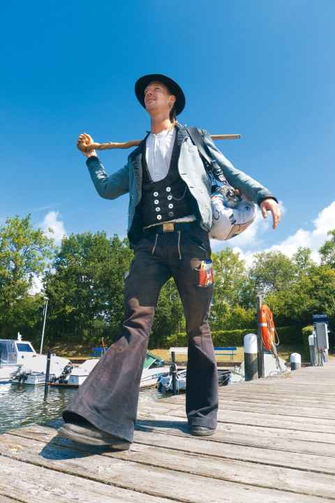   The travelling boat builder sets off from Rügen for his next job