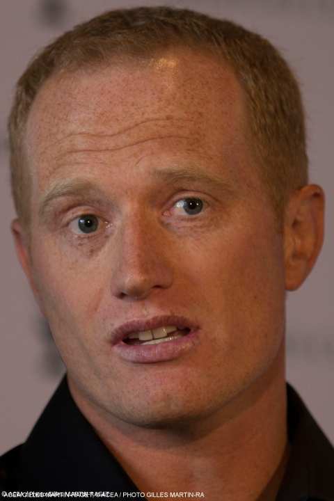   Jimmy Spithill sembra dire: "Qualcuno sta cercando di portarmi via la Coppa?".