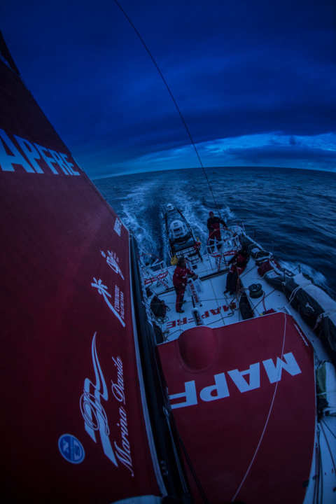   L'equipaggio di Mapfre, che era uno dei favoriti prima dell'inizio della regata, è stato costretto a fermarsi dopo errori tattici e non è atteso a Città del Capo prima di domani.