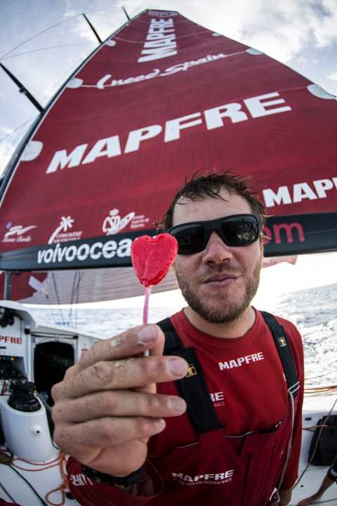   Am Schlusstag hatten die SCA-Frauen kein Herz für "Mapfre", deren Crew vorerst nur der Trost ihrer Familien und Freunde an Land bleibt, bevor sich die Mannschaft auf Etappe zwei fokussieren wird
