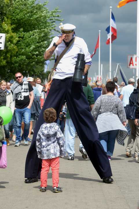   Le marin KiWo accueille un petit visiteur à Kiel