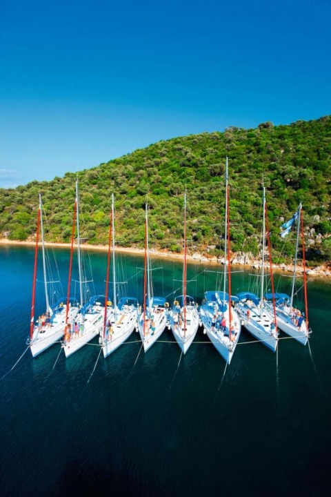   Popular with flotillas: Anchoring in a parcel. Much more relaxed with stern lines