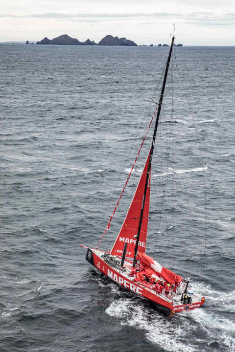   Zwangsstopp vor Kap Hoorn: Die Mapfre-Crew muss ihre Mastschiene reparieren