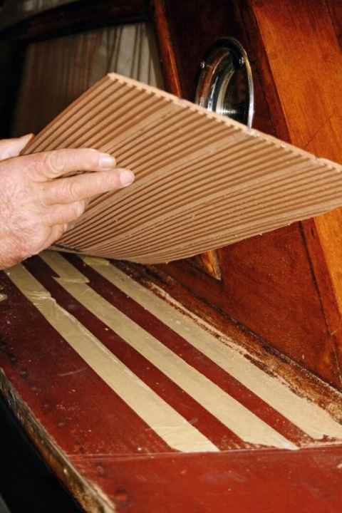   The plastic teak Dek-King from British manufacturer Wilks is laid in the form of five-millimetre-thick strips, which are available in various widths. If you install it yourself, you will pay around 200 euros per square metre. If you have specialist companies do the work, the price is around 570 euros per square metre.