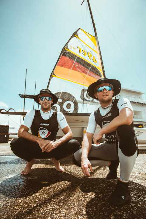   L'equipaggio dei 49er Justus Schmidt e Max Boehme davanti al loro skiff a Enoshima