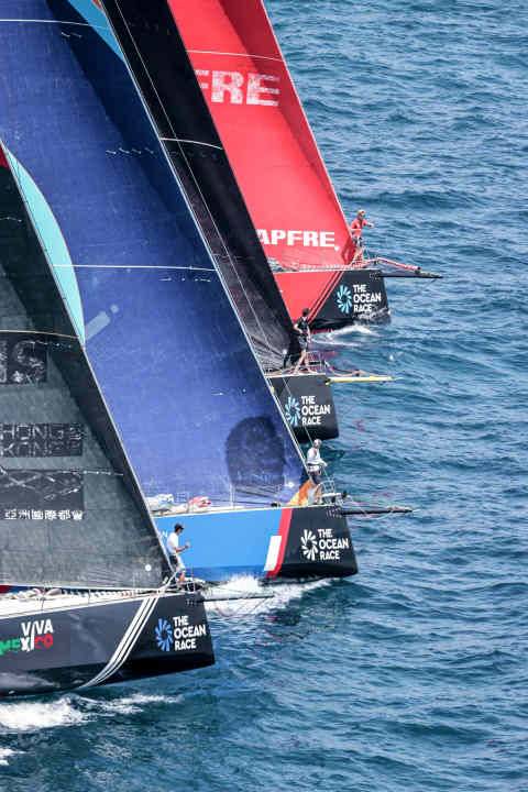   Le départ d'Alicante des voiliers VO65. On voit clairement la proue rouge de "Sailing Poland".