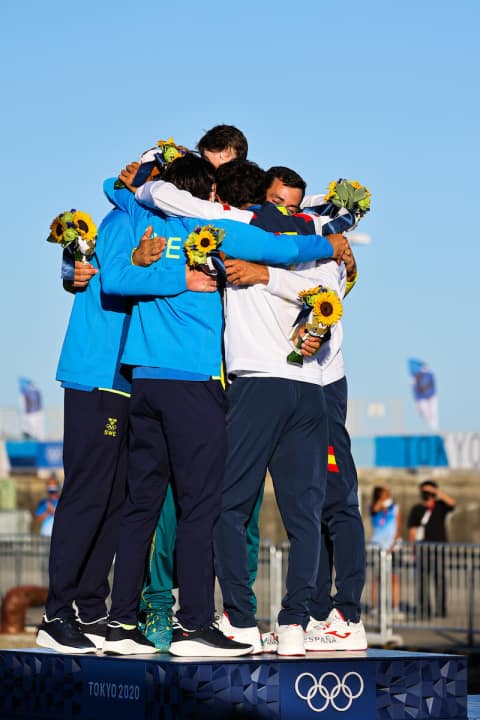   Happy 470 family: All medallists hug each other on the Olympic podium. They will all have to go their separate ways at the Olympics in future, as their discipline will only be available in the mixed version from 2024