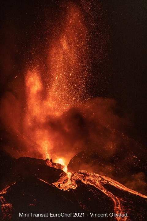   La Cumbre Vieja crache de la lave