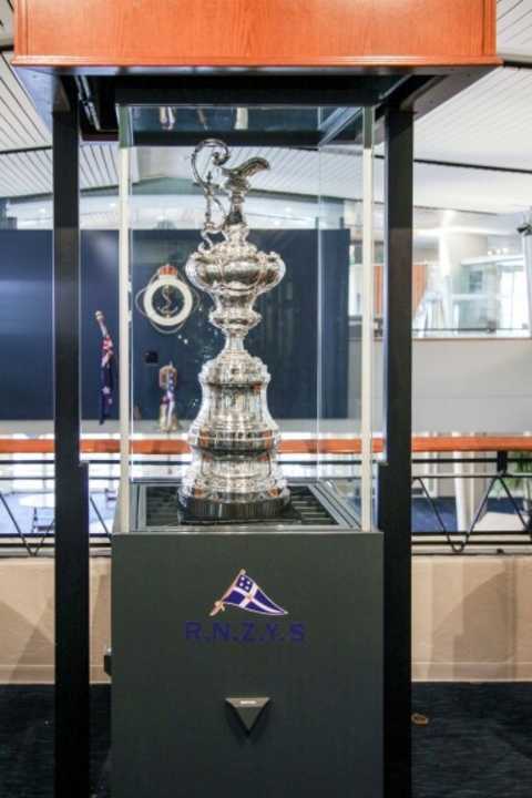   L'America's Cup nella sua teca presso il Royal New Zealand Yacht Squadron di Auckland, in Nuova Zelanda.