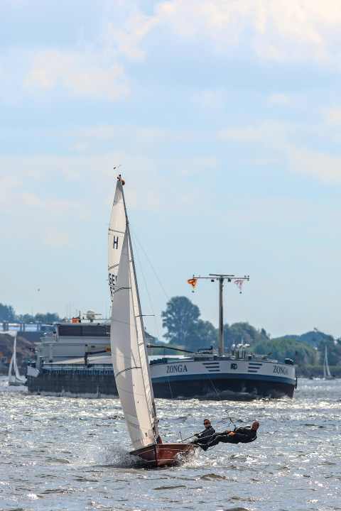   Katrin e Jens Priewe sono stati i più veloci con il loro dinghy H, ma il J22 "7 posti" di Holger Schmitt ha vinto la Settimana del Reno 2022 secondo il tempo calcolato.