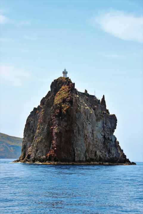   Strombolicchio: la "piccola Stromboli" al largo della grande costa