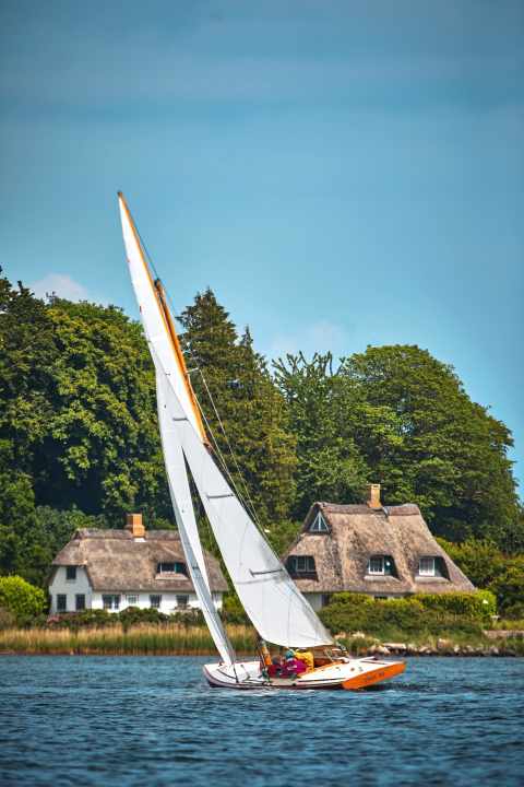   „Tilly“ hoch am Wind 